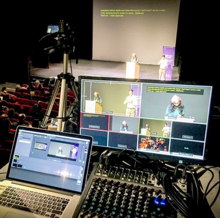 Video režija za live streaming sa pogledom na konferencijsku salu i binu sa prezentatorima